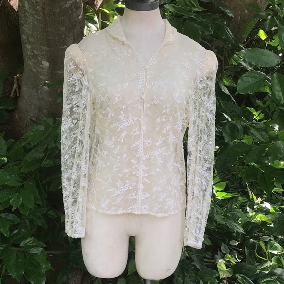 Vintage 40s lace blouse with pearl buttons